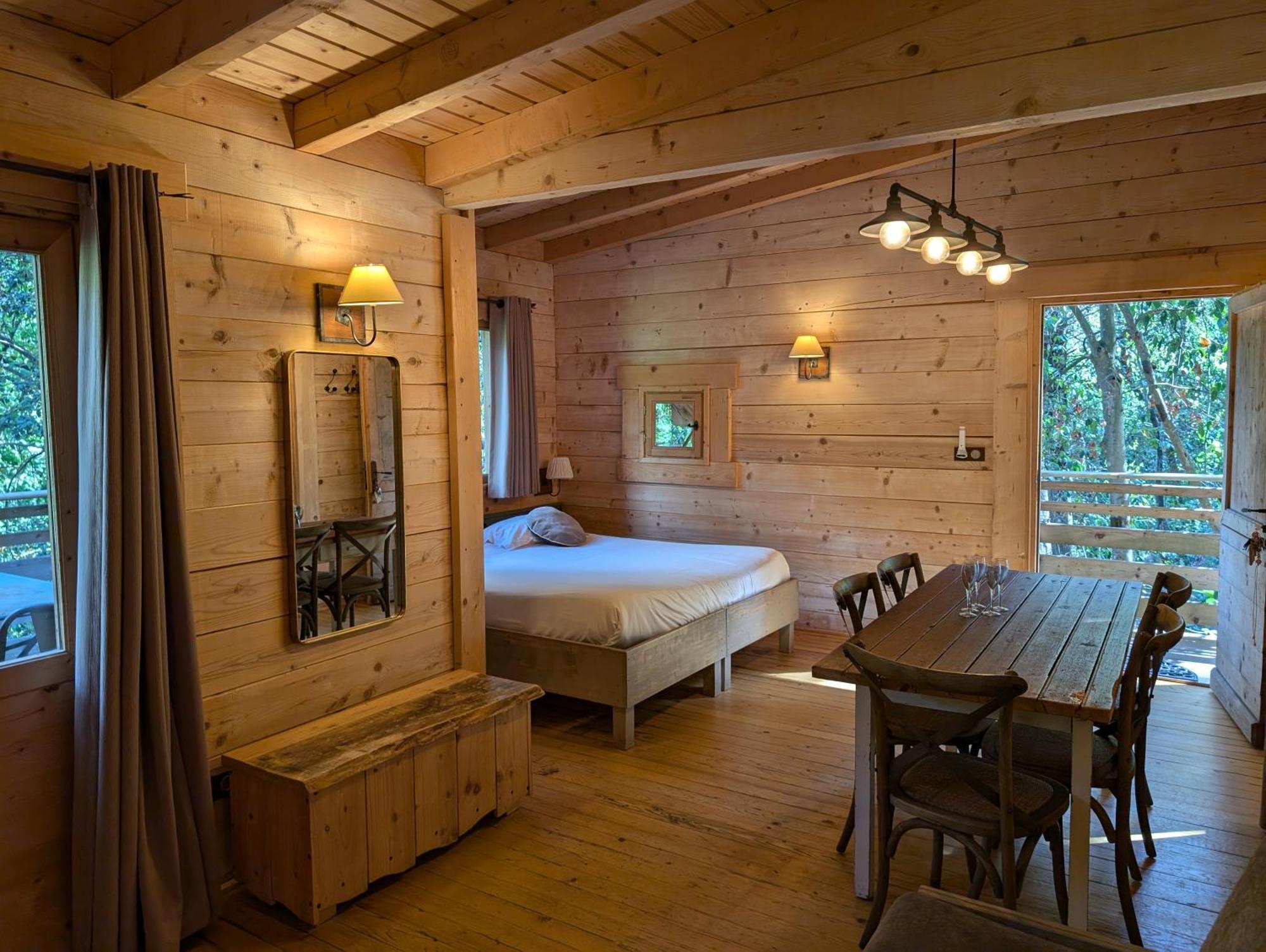 Les Cabanes Dans Les Bois Logis Hotel Villedubert Eksteriør billede