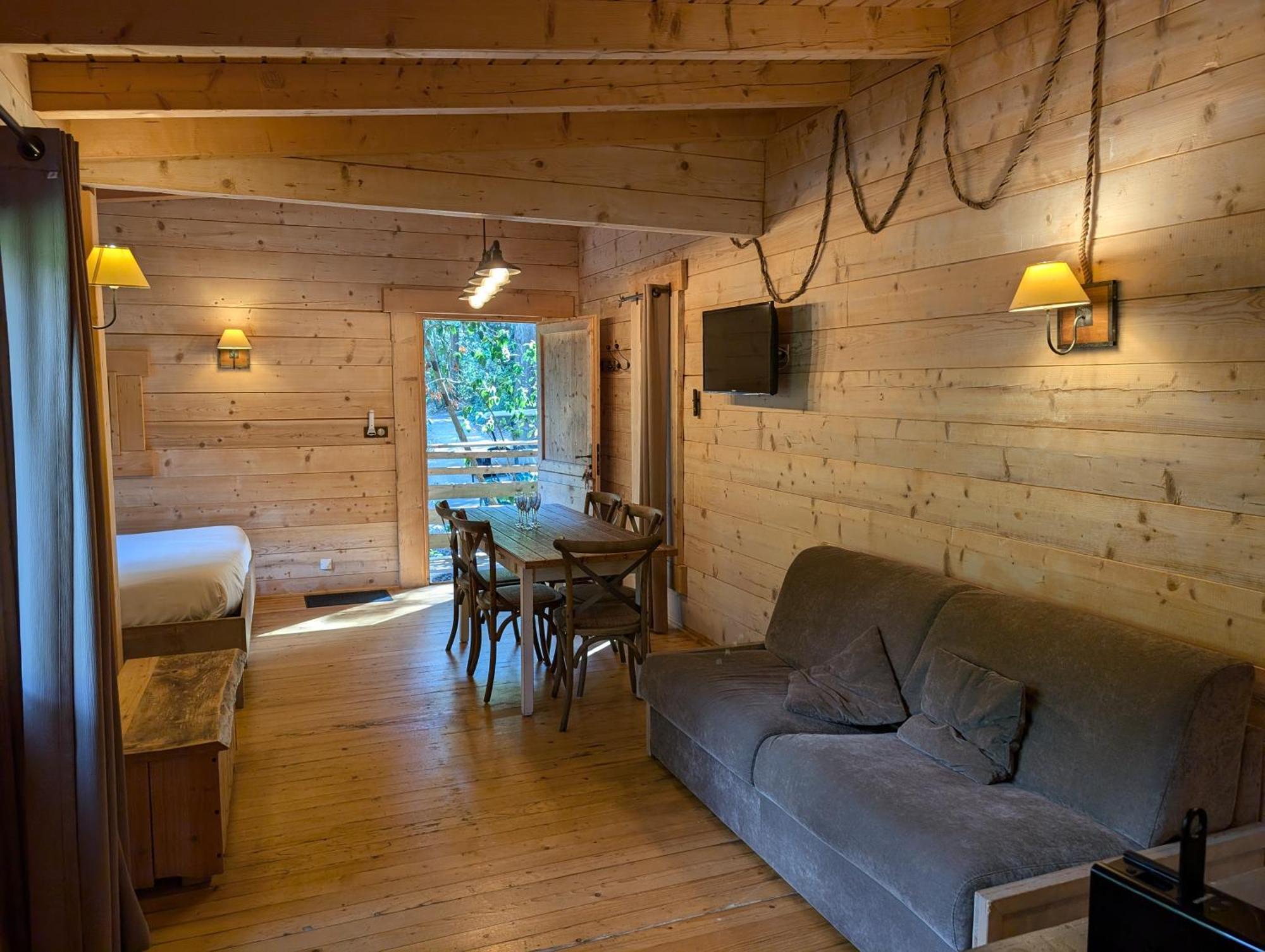 Les Cabanes Dans Les Bois Logis Hotel Villedubert Eksteriør billede