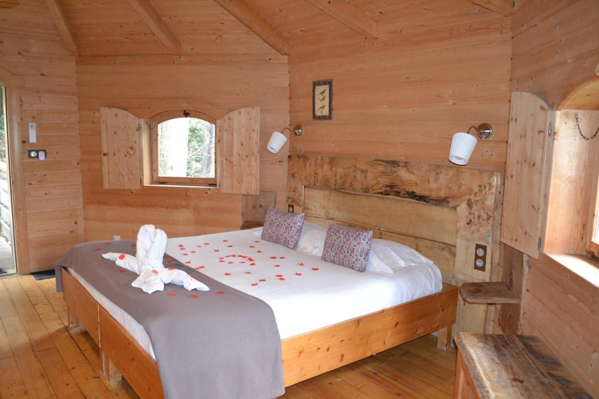 Les Cabanes Dans Les Bois Logis Hotel Villedubert Eksteriør billede